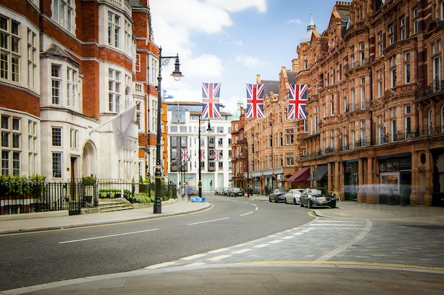 cadogantate's tweet image. There are countless fashion boutiques, bars, restaurants and cultural landmarks in the affluent area of Mayfair. Find out which ones we chose as our highlights in our latest guide to London’s W1 neighbourhood, here. cadogantate.com/en/moving-serv… #MayfairLife #ExpatTips #Expats