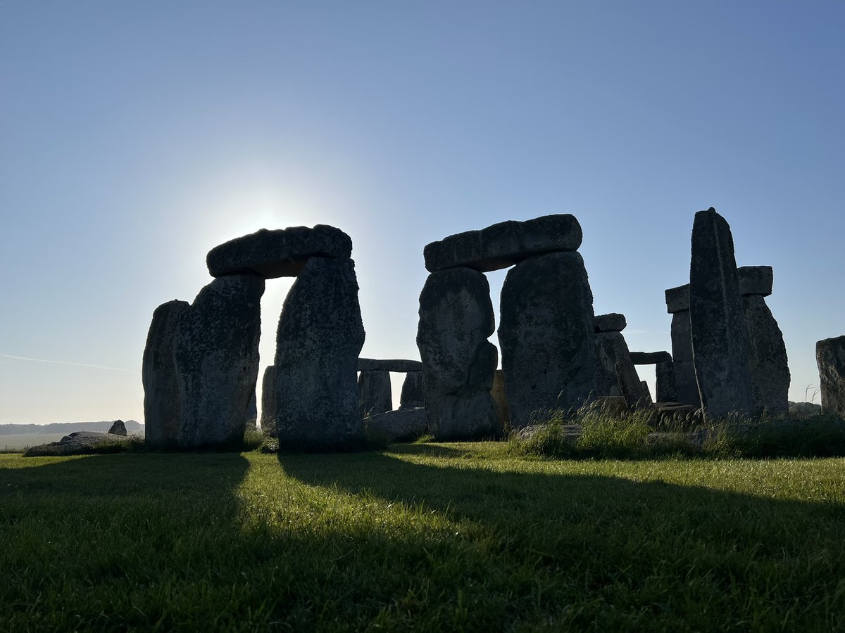 ST0NEHENGE's tweet photo. Sunrise at Stonehenge today (3rd June) was at 4.54am, sunset is at 9.13pm 🌤 https://t.co/BN0psHjoGf