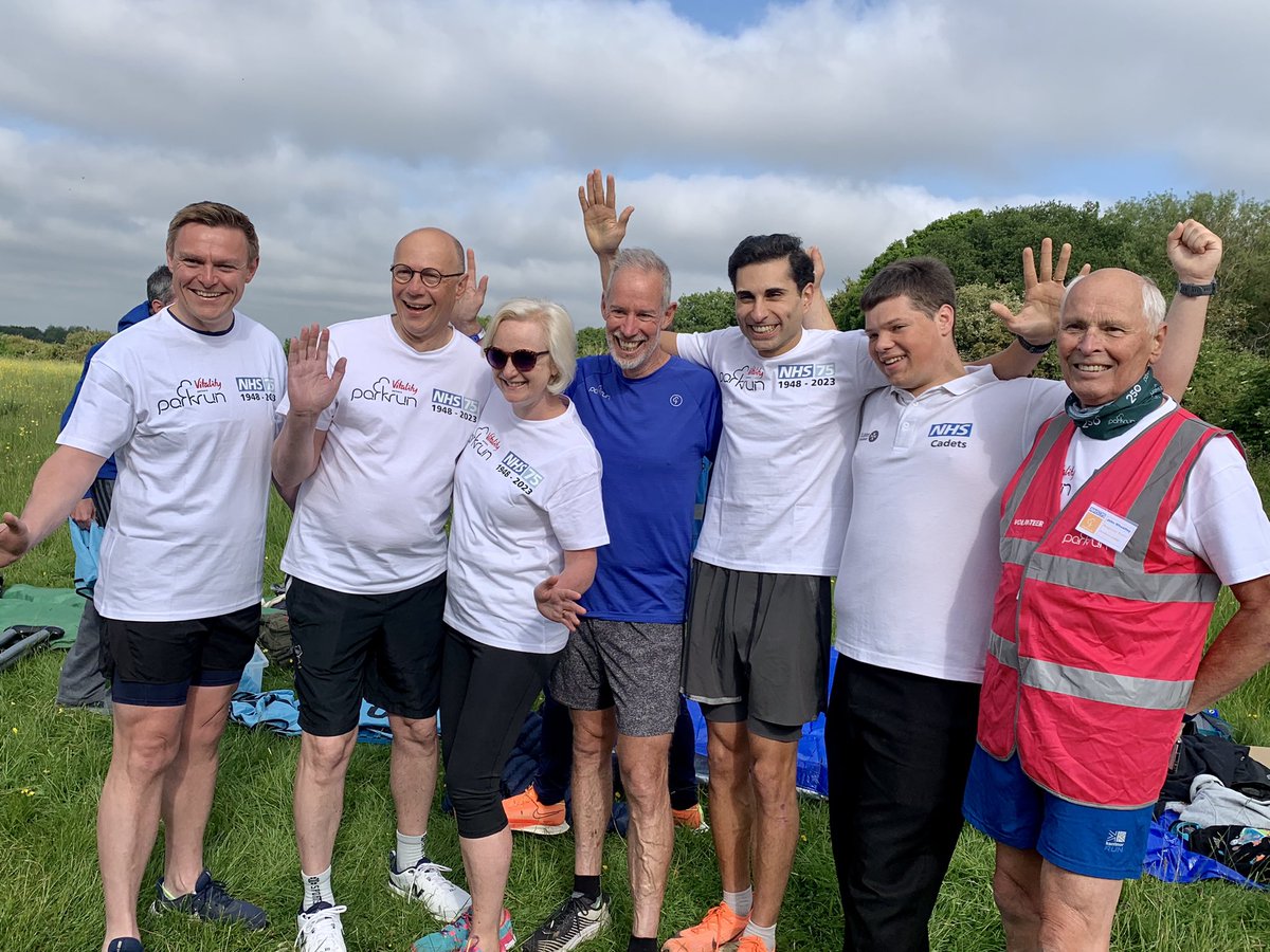 Much respect to @CNOEngland @NHSEnglandNMD @zubaidihussain @willquince + Paul Sinton-Hewitt (@parkrunUK founder) for joining us for the England launch of ‘parkrun for the NHS’.

We had a record turnout with 372 parkrunners and, most importantly, there was cake! #NHS75parkrun 1/2