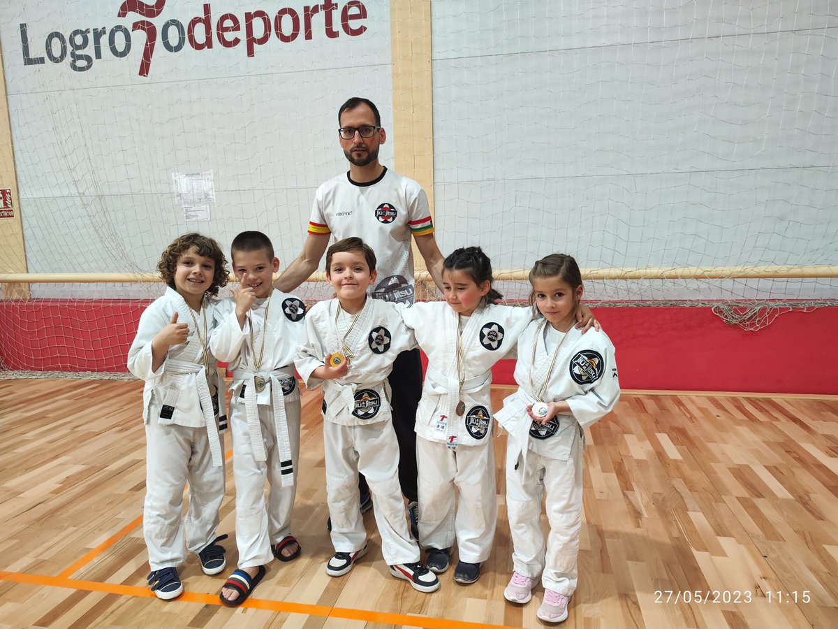 Clubjiujitsuvi1's tweet photo. Juegos deportivos Judo 27-05-2023 en Logroño. Seguimos aprendiendo y creciendo. Gracias a tod@s por el apoyo. CLUBFAMILIA siempre. https://t.co/5yHNWl34tQ