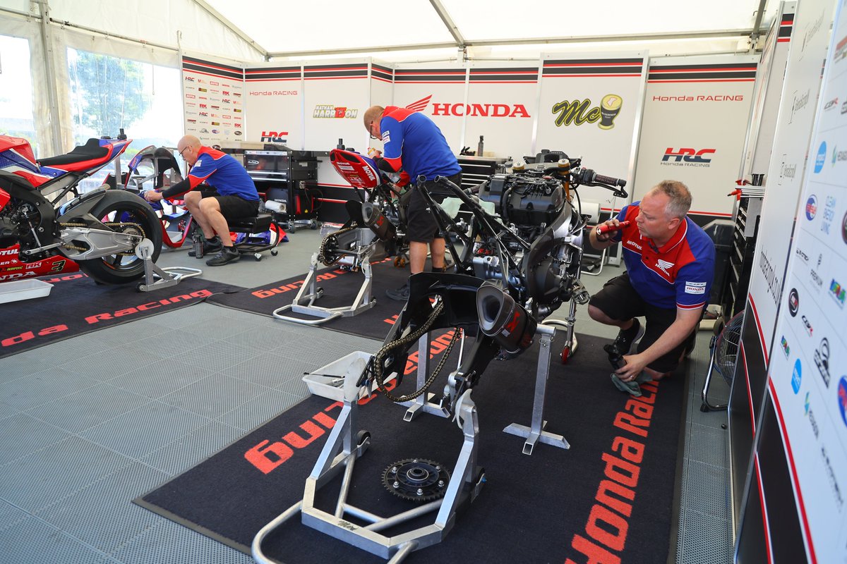 HondaRacingUK's tweet image. It's not just the riders working hard. 30.03% of each lap our Fireblade is on full throttle. That's 11.37 miles of 37.73 miles per lap. Across two bikes, @jm130tt has done 17 laps so far. That's 193.29 miles on public roads absolutely flat out 🤯

#HondaRacing #Fireblade #TT2023