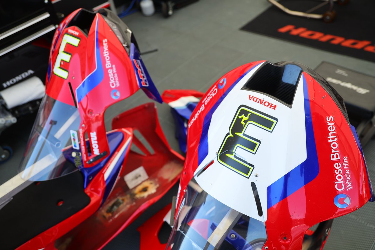 HondaRacingUK's tweet image. It's not just the riders working hard. 30.03% of each lap our Fireblade is on full throttle. That's 11.37 miles of 37.73 miles per lap. Across two bikes, @jm130tt has done 17 laps so far. That's 193.29 miles on public roads absolutely flat out 🤯

#HondaRacing #Fireblade #TT2023