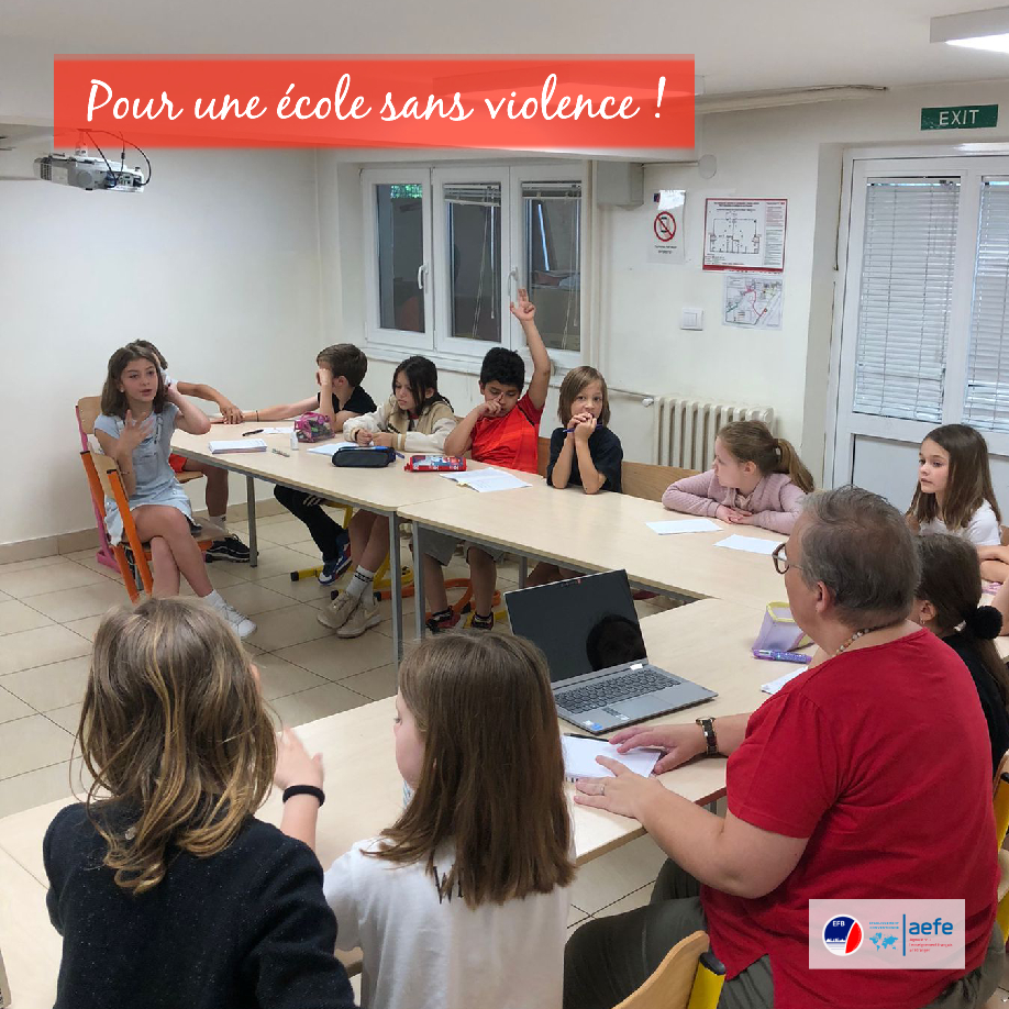 MDucroo's tweet photo. Conseil de délégués :  phase finale du projet des messages clairs. Les enfants qui portent les brassards signalent aux copains qu’ils sont prêts à les aider à résoudre leurs petits conflits grâce aux messages clairs ! Tous ensemble pour une école sans violence ! @aefeinfo #ZESE https://t.co/67ub1oswPh