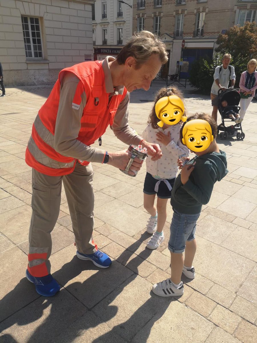 CRFCLAMART's tweet image. Lancement des Journées Nationales de la @CroixRouge ! Donner en bas de chez vous, c’est permettre des actions sociales et de secourisme en bas de chez vous. Nos bénévoles sont à votre écoute du 3 au 11 juin pour tout vous expliquer. Merci 🙏 #JN2023 @VilleDeClamart