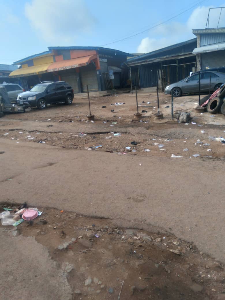 totalfembib's tweet photo. Observation of weekly Thursday sanitation exercise and waste disposal system available at Bola Ige market, Gbagi, Ibadan on May 4, 2023.  An all inclusive exercise with business  on hold until the end. 
FEMBIB encouraged the effort of the marketers and admonished them to do more. https://t.co/YdgVX5r0g6