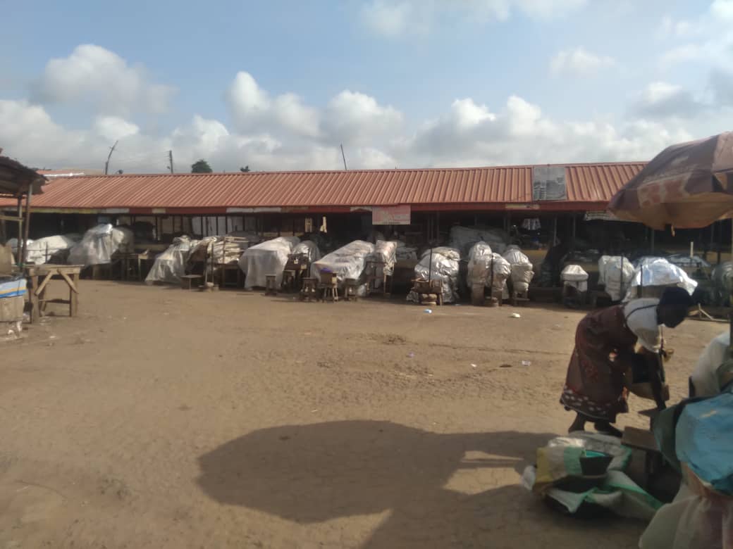 totalfembib's tweet photo. Observation of weekly Thursday sanitation exercise and waste disposal system available at Bola Ige market, Gbagi, Ibadan on May 4, 2023.  An all inclusive exercise with business  on hold until the end. 
FEMBIB encouraged the effort of the marketers and admonished them to do more. https://t.co/YdgVX5r0g6
