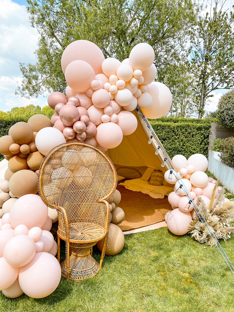 Transforming your garden into a private festival 🤠 Add that extra special finishing touch to your celebrations with epic balloons ☀️ #festival #decor #balloondecor
