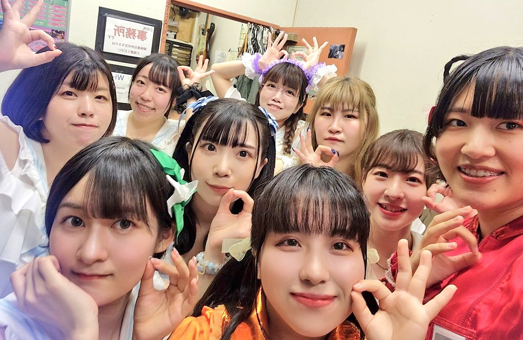 grpn_official's tweet photo. 最後のライブが4マンライブで楽しかったです🥰✨

ご一緒していただいた
#PLC さん
#プリンセスは眠らないっ！さん
(過去写ですみません💦)
#ATLEPY さん

最後素敵なサプライズありがとうございました😭❤🧡

#がらぽん https://t.co/ppdqYB4PO2