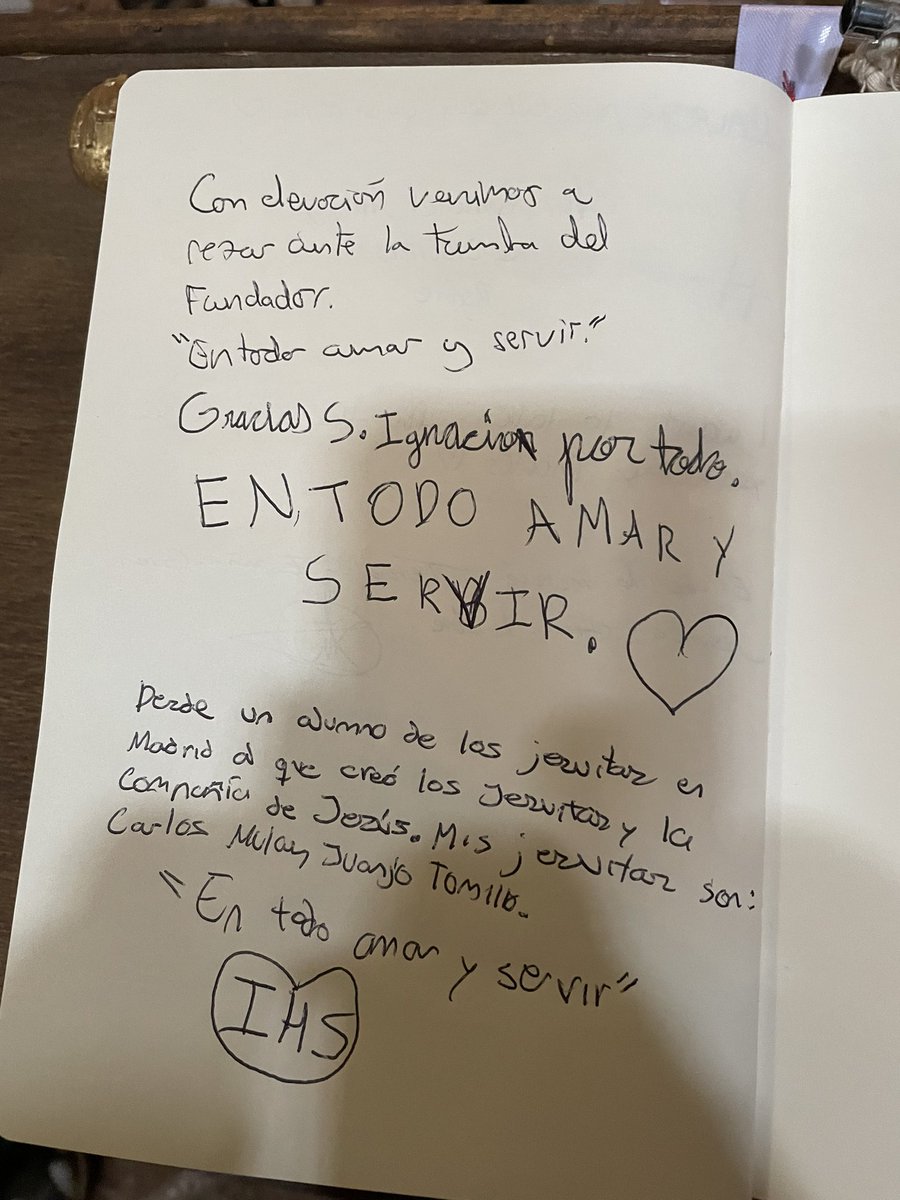 FerRuizLinaza's tweet photo. @AARecuerdo Un Antiguo Alumno y sus dos hijos del Recuerdo en la Iglesia del Gesú de Roma visitando la tumba de San Ignacio. https://t.co/z3e7wACA9K