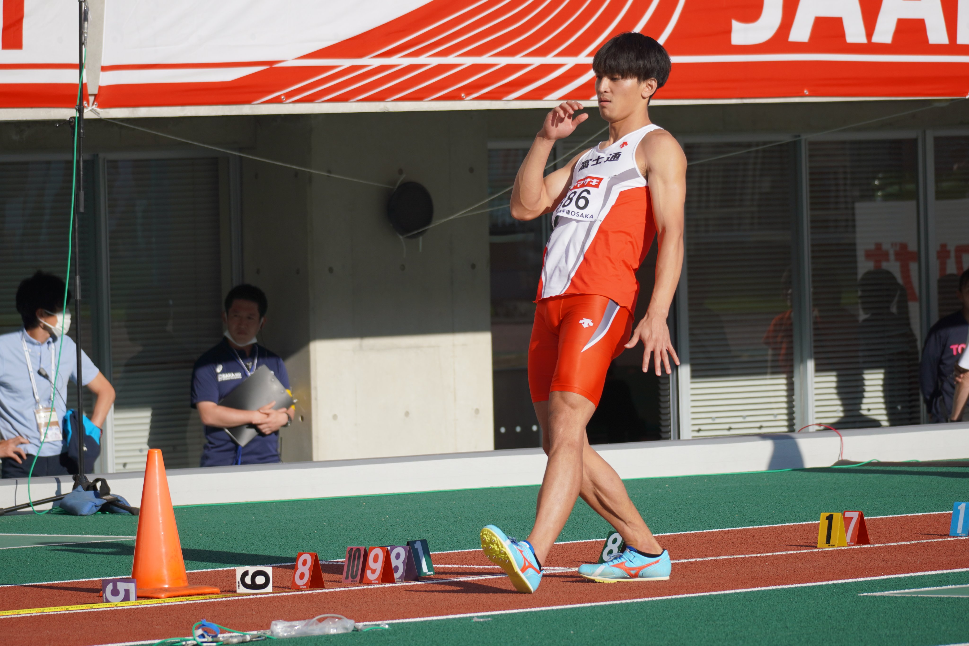日展会員 川人勝延作1.8尺幅横富士山麓 縦146cm 幅67cm 太巻二重箱 1200px-Kutsu_1.JPG