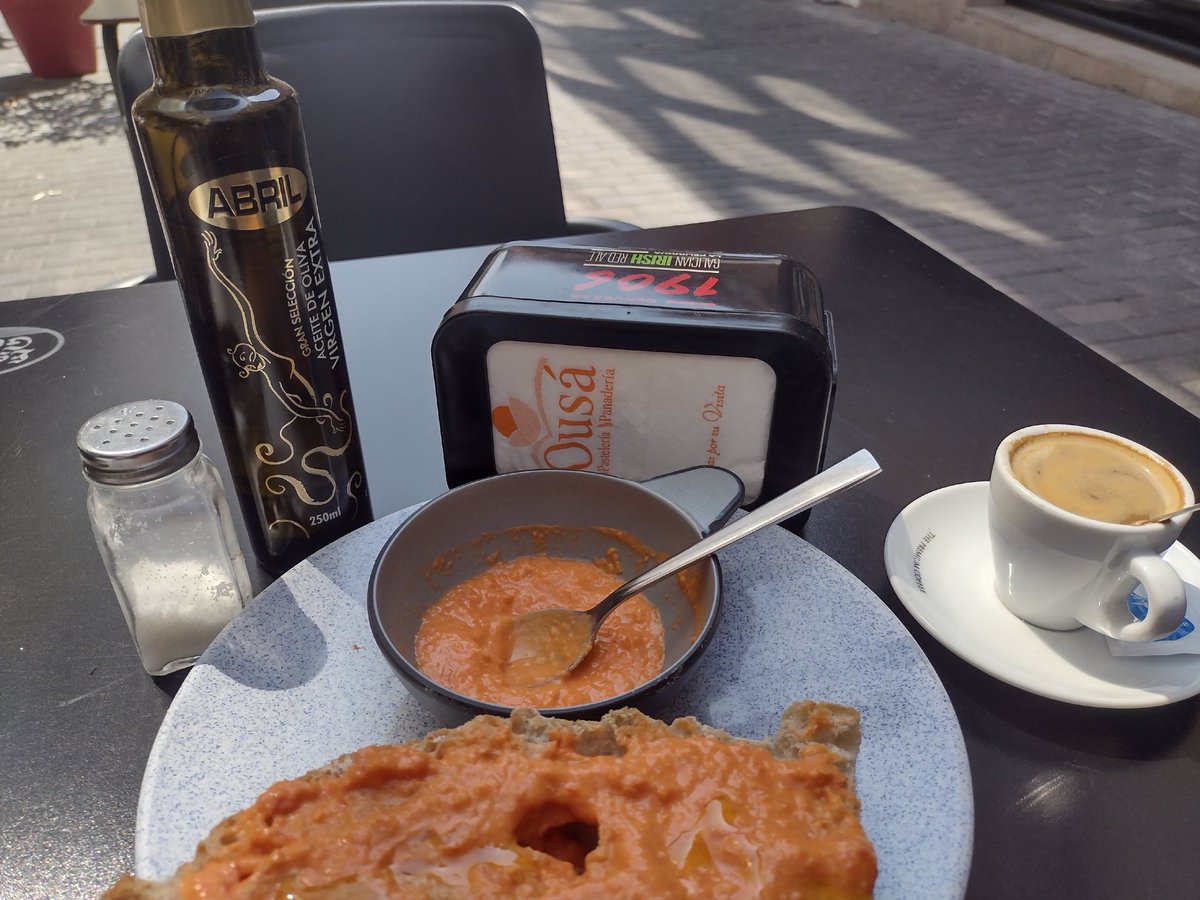 VecinaMaja's tweet photo. Hoy, #Desayunando en la terraza de #Ousa, en la c/San Isidro, 3, al lado de la Gran Vía de #Majadahonda https://t.co/JGIuJ8uEj6