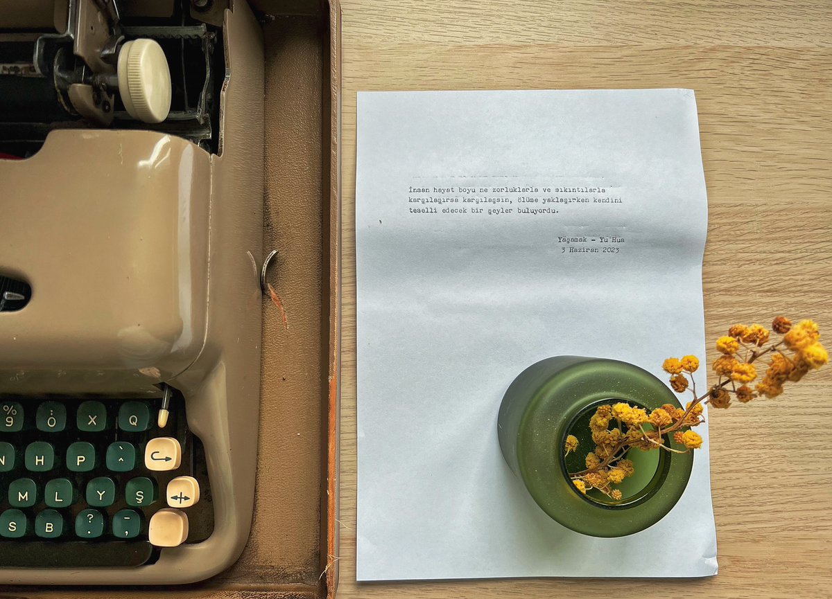 kotlinist's tweet image. Yeni hobim okudugum kitaplardaki begendigim cumleleri daktiloda yazmak. 💛