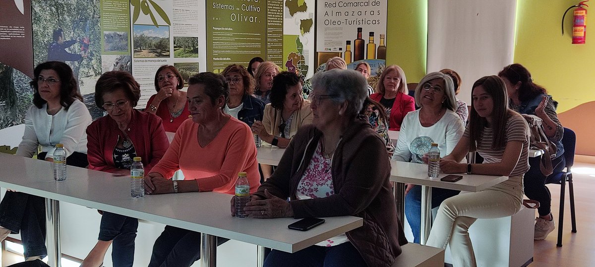 ADSierraSurJaen's tweet photo. 💚En la SCA San José de #Castillodelocubin hoy se habla de #igualdad de #oportunidades entre #mujeres y #hombres en las cooperativas oleicolas.

🟢Compartiendo y aprendiendo unas de otras. 

🧏‍♀️Proyecto de cooperación. https://t.co/NlwLDcNvVi