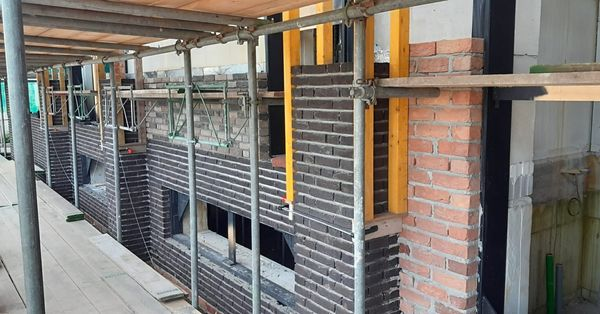 UPDATE:
In Hardenberg is het bouwteam bezig met het metselen van de gevels op de begane grond van deze 5 toekomstige appartementen, goed werk!

Heeft u ook bouwplannen? Neem eens een kijkje op aannemersbedrijf-hoek.nl

#vakmanschap #bouwproject #bouwbedrijf  #bouwen  #hardenberg