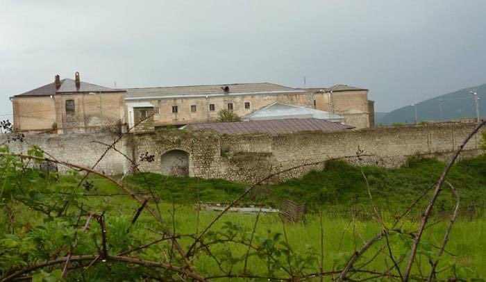 Şuşa türməsi ətrafında 4 nəfərə aid olduğu ehtimal edilən kütləvi məzarlıq aşkarlanıb.

A mass grave, believed to belong to 4 people, was discovered around Shusha prison.
#Azerbaijan #HumanRightsViolations #HumanTrafficking #ArmenianWarCrimes #SanctionArmenia