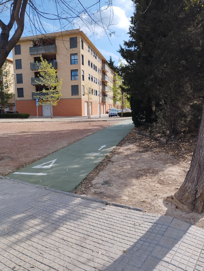 MeMocEnBici's tweet photo. El nou carril bici al Carrer Barcelona de #Tortosa, una infraestructura molt útil per a facilitar que els xiquets puguen arribar als centres educatius Despuig i Sant Llàtzer amb seguretat i confiança. https://t.co/paIjTIkUfW