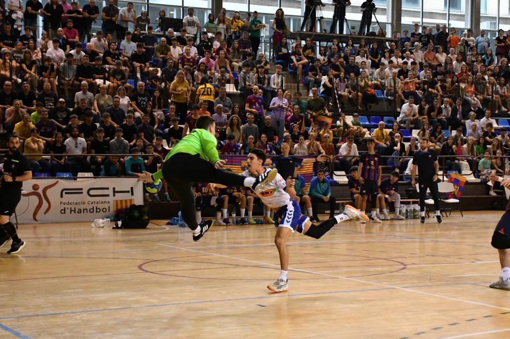 hstcugat's tweet photo. 🔴⚫ El pavelló està ple, en un dia en el qual es respira handbol. El @fcbhandbol i el @bmgranollers han disputat els darrers 24 minuts de la final del Campionat d'Espanya Cadet Masculí, amb victòria blaugrana per 31 a 27

@fedcathandbol @cathandbol @santcugatcreix @RFEBalonmano https://t.co/kTJeEICYZJ