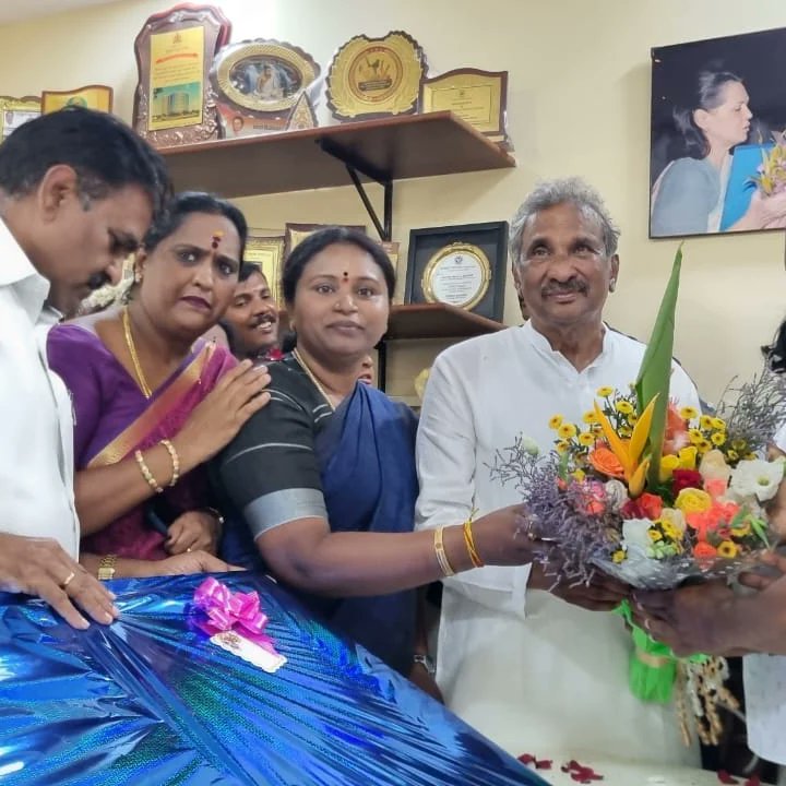 PresidentHennur's tweet photo. ನಮ್ಮ #ಹೆಣ್ಣೂರು ವಾರ್ಡ್ ಅಧ್ಯಕ್ಷೆ #ಸ್ವಪ್ನಚಂದ್ರ ಶೆಟ್ಟಿ ಅವರಿಗೆ #ಜನ್ಮದಿನದ ಶುಭಾಶಯಗಳು! ಈ ವರ್ಷದಲ್ಲಿ ನಿಮ್ಮ ಕನಸುಗಳು ನನಸಾಗಲಿ ಎಂದು ಹಾರೈಸುತ್ತೇನೆ 

#TeamCongress Indian National Congress  Congratulation  #Karnataka

#DKShivakumar  #kjgerl#Siddaramaiah #swapnachandrashetty 

@kjgeorgecongress https://t.co/L496sHOZBw