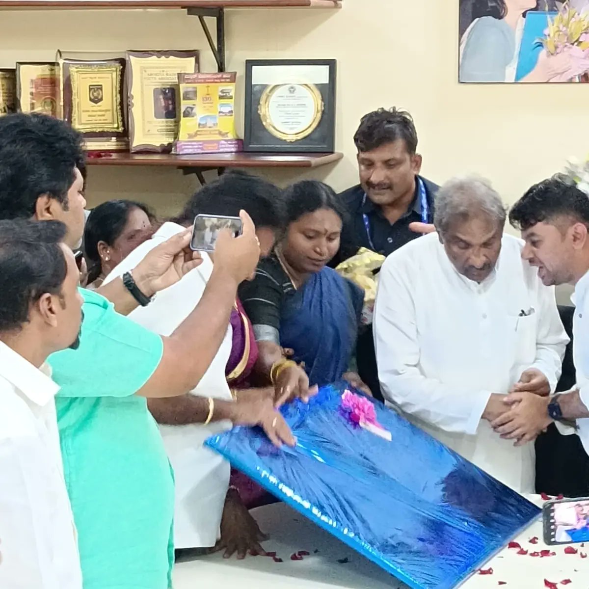 PresidentHennur's tweet photo. ನಮ್ಮ #ಹೆಣ್ಣೂರು ವಾರ್ಡ್ ಅಧ್ಯಕ್ಷೆ #ಸ್ವಪ್ನಚಂದ್ರ ಶೆಟ್ಟಿ ಅವರಿಗೆ #ಜನ್ಮದಿನದ ಶುಭಾಶಯಗಳು! ಈ ವರ್ಷದಲ್ಲಿ ನಿಮ್ಮ ಕನಸುಗಳು ನನಸಾಗಲಿ ಎಂದು ಹಾರೈಸುತ್ತೇನೆ 

#TeamCongress Indian National Congress  Congratulation  #Karnataka

#DKShivakumar  #kjgerl#Siddaramaiah #swapnachandrashetty 

@kjgeorgecongress https://t.co/L496sHOZBw