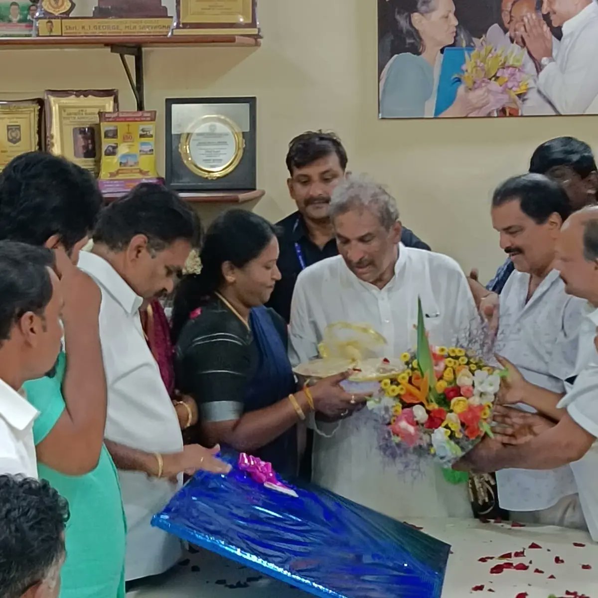 PresidentHennur's tweet photo. ನಮ್ಮ #ಹೆಣ್ಣೂರು ವಾರ್ಡ್ ಅಧ್ಯಕ್ಷೆ #ಸ್ವಪ್ನಚಂದ್ರ ಶೆಟ್ಟಿ ಅವರಿಗೆ #ಜನ್ಮದಿನದ ಶುಭಾಶಯಗಳು! ಈ ವರ್ಷದಲ್ಲಿ ನಿಮ್ಮ ಕನಸುಗಳು ನನಸಾಗಲಿ ಎಂದು ಹಾರೈಸುತ್ತೇನೆ 

#TeamCongress Indian National Congress  Congratulation  #Karnataka

#DKShivakumar  #kjgerl#Siddaramaiah #swapnachandrashetty 

@kjgeorgecongress https://t.co/L496sHOZBw