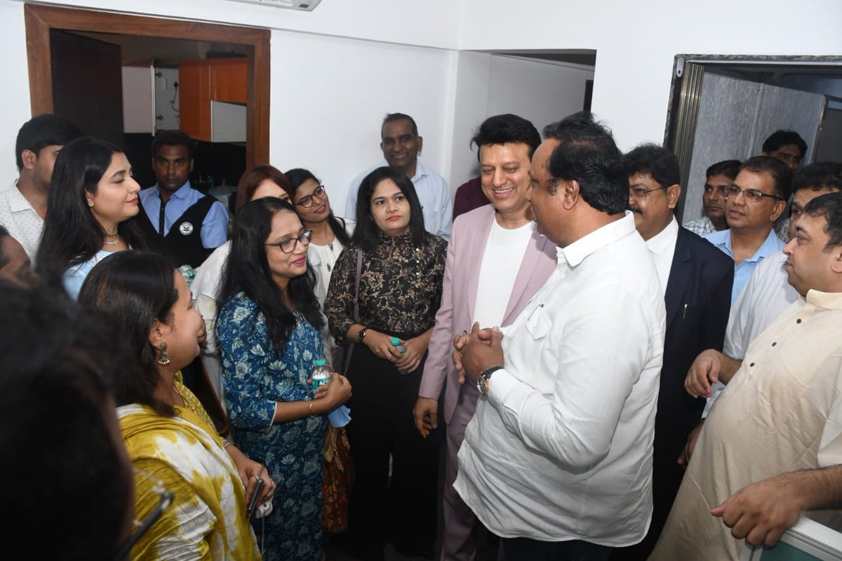ShelarAshish's tweet photo. Attended the launch of the enlarged Juhu office of "Solicis Lex, Advocates & Solicitors," led by Adv. Ameet Mehta, a prominent figure in the field. The enormous office presently houses more than 300 lawyers. Congratulated Adv. Mehta and his team and wished them luck.
@ameetvmehta 
#mumbai