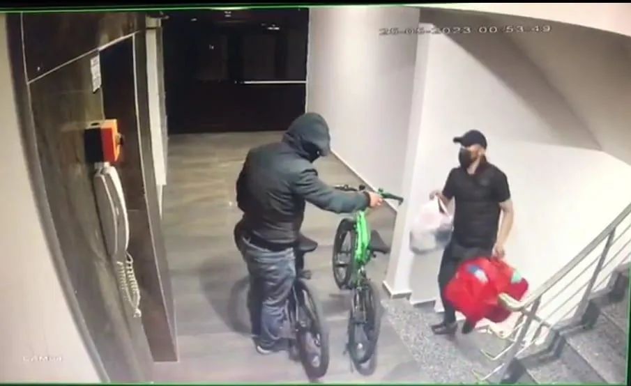 Iğdır'da iki ayrı adreste bisiklet ve ayakkabı hırsızlığı Iğdır’da bir binaya giren hırsızlar bisiklet ve ayakkabı çalarken, başka bir yerde ise başka hırsızlar bir eğitim kurumu önündeki bisikleti çaldı.