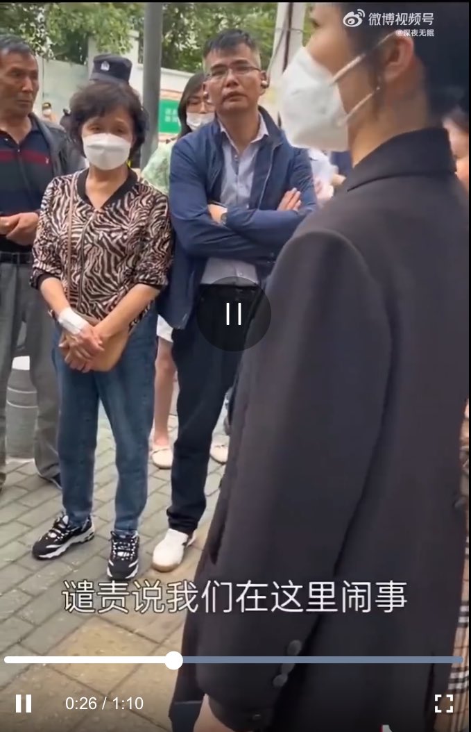 pearlher's tweet image. 誰逼死了武漢媽媽？不是網民網暴，是維穩，是武漢市公安局，是武漢市公安局周俊！ 

最可怕的是，始作俑者者還藉著「治理」網暴名義繼續擴大警權打壓言論空間。

內網在追問，周俊是誰？從這件事開始，我們來給武漢公安建個檔案，紀錄、追責那些粗暴踐踏人權的行徑和人。#powerofmemory