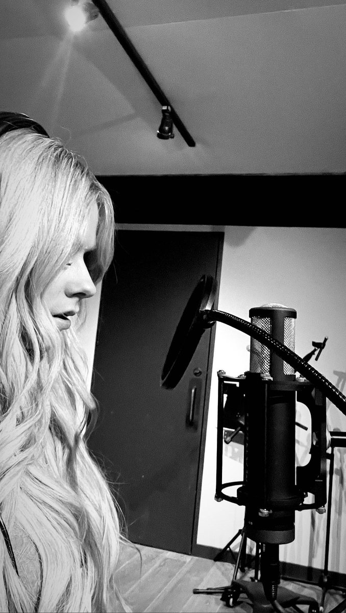 avrillavigne_tw's tweet photo. Some pics Avril Lavigne in studio recently, seems John Feldmann is still the producer for AL8, and will collab with Travis Mills of girlfriends.
#avrillavigne #avrillavigne_tw #艾薇兒
#AL8 #johnfeldmann #travismills #girlfriends https://t.co/Cm21g0O8wa