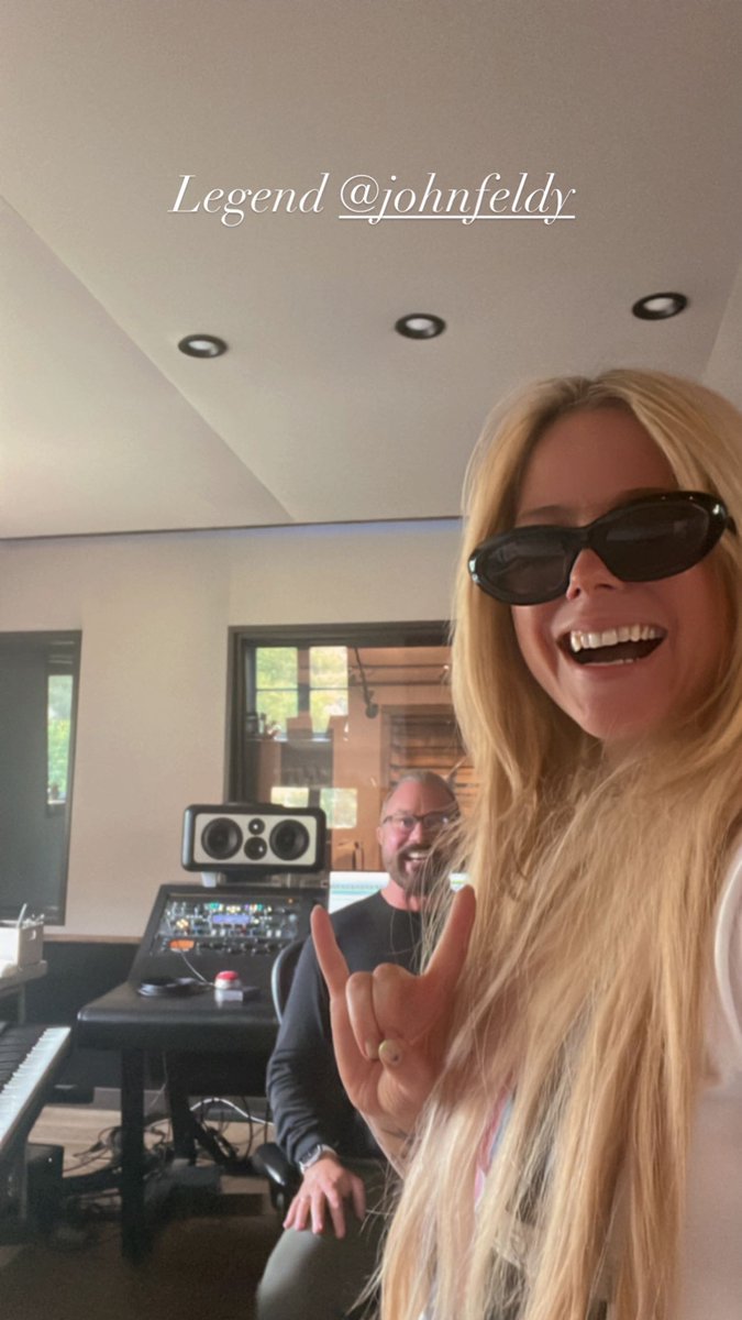 avrillavigne_tw's tweet photo. Some pics Avril Lavigne in studio recently, seems John Feldmann is still the producer for AL8, and will collab with Travis Mills of girlfriends.
#avrillavigne #avrillavigne_tw #艾薇兒
#AL8 #johnfeldmann #travismills #girlfriends https://t.co/Cm21g0O8wa