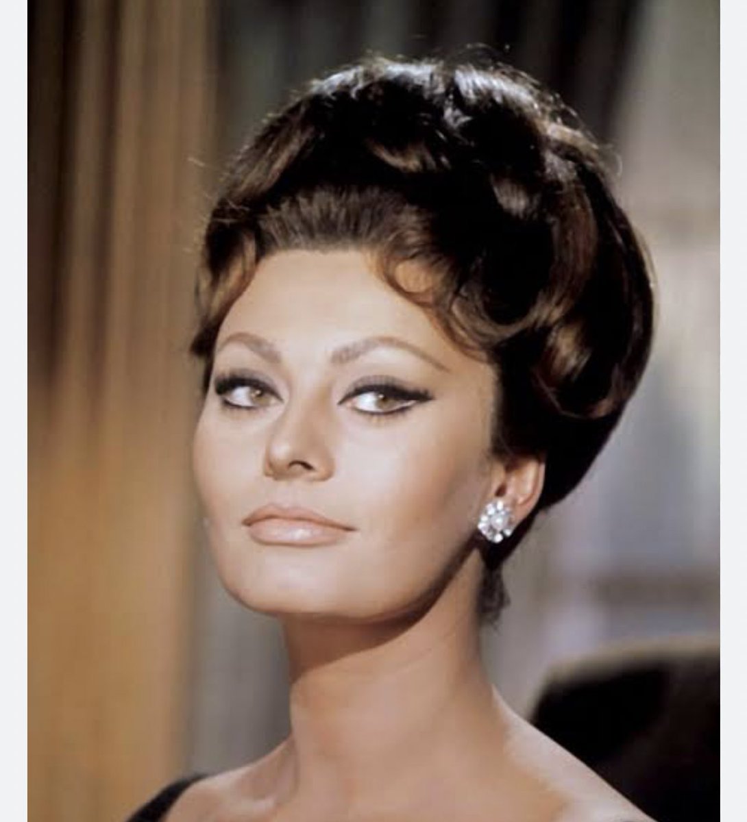 حين سُرقت مجوهرات  النجمة الإيطالية صوفيا لورين  أثناء وجودها فى لندن …إكتئبت  ..وحزنت حزنا بالغاً ، كانت تبكى طوال الوقت ، وقف الى جوارها فى تلك المحنة المخرج العالمى الكبير " فيتوريو دى سيكا" ، قال لها وهى فى نوبة بكاء فظيعة :

وفري دموعك ياصوفيا ، كلانا من أبناء نابولى