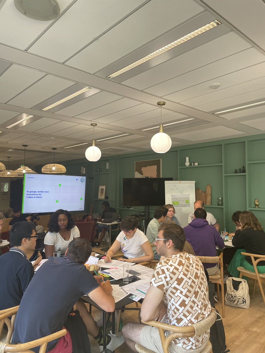 ekino_France's tweet photo. Processus créatif en cours 🤩🧠 #hackforclimate https://t.co/13hN1ze82g