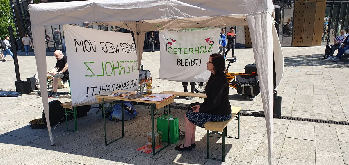 Majo60000353's tweet photo. Infostand am Bahnhofsvorplatz Wuppertal mit wunderbarer Musikbegleitung von Fortschrott!
Kommt vorbei!
#osterholzbleibt https://t.co/SY98YW6WLr