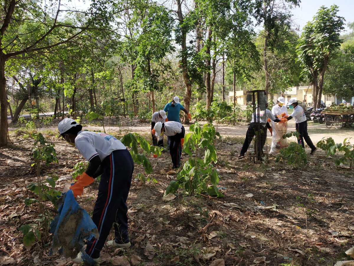 CEEahmedabad's tweet image. On #WorldEnvironmentDay, CEE North with the Forest Department, launched a 3 day #CleanupDrive on as part of the Plastic #TideTurnersChallenge. Over 50 NCC cadets attended the event in Kukrail Reserve Forest in Lucknow, where Over 100 kgs of plastic garbage were collected.