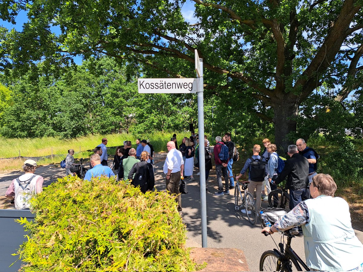 LH_Potsdam's tweet image. Wichtiges Thema auf der #Stadtteilwanderung von OB @Mike_Schubert in #Golm war die Erschließung im Eichenweg und Kossätenweg im Rahmen der Planungen zu Geflüchtetenbauten. Fragen wurden aufgenommen. Antworten gibt es in der Veranstaltung am 23. Juni in der Ludwig-Renn-Schule