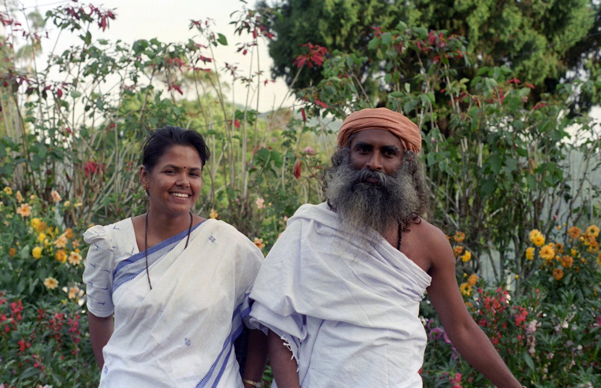 Sadhguru_Telugu's tweet photo. తన చుట్టూ ఉన్న ప్రతి ఒక్కరి జీవితాన్ని సుసంపన్నం చేయడంతో పాటు, తన మహాసమాధి ద్వారా పరమోన్నతమైన దాని కోసం కృషి చేసేందుకు మనకు ఒక స్ఫూర్తిగా నిలిచిన అద్భుతమైన వ్యక్తి, సద్గురు భార్య విజ్జి పుట్టిన రోజు నేడు.

#Sadhguru #SadhguruTelugu #Telugu #Vijji #Birthday #Throwback https://t.co/giDTcYugN2
