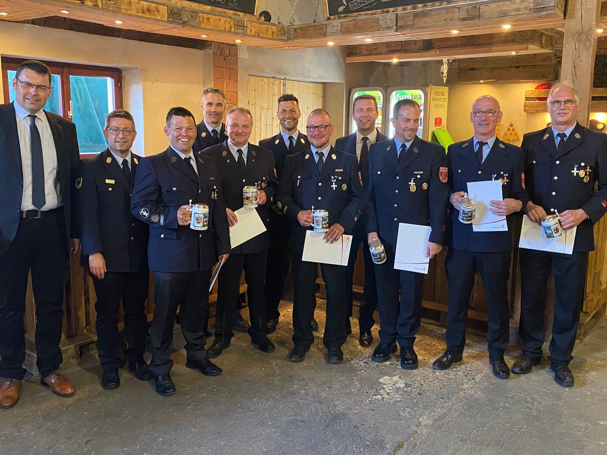 FurthLandkreis's tweet photo. Staatliche Ehrungen bei der FF #Buttendorf :
5 mal wurde das Ehrenzeichen für 25 Jahre und 3 mal für 40 Jahre aktiven Feuerwehrdienst durch Landrat Matthias Dießl verliehen.
Dickes Dankeschön für dieses großartige Engagement! 🚒
#feuerwehr #freiwilligefeuerwehr #ffw #roßtal https://t.co/IGaPGZFZE0