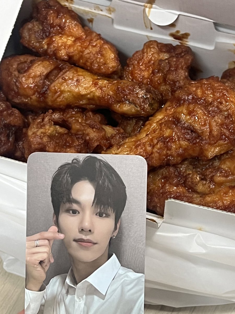 메리 tweet media