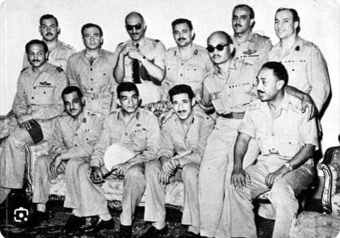 arabs_library's tweet photo. صوره تذكرني بما قال ابن خلدون حول تولية السفله مناصب في الدوله والجيش لان النتيجه بحسب تحليله واحده 👇👇👇👇👇

لا تولّوا أبناء السفلة والسفهاء قيادة الجنود ومناصب القضاء وشؤون العامة، لأنهم إذا أصبحوا من ذوي المناصب اجتهدوا في ظلم الأبرياء وأبناء الشرفاء وإذلالهم بشكل متعمّد https://t.co/xEmhsM7NBv