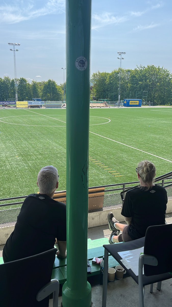 sleggjo's tweet photo. Kiosken er åpen og damene tar seg en velfortjent sigg! 
@broddfk vs @staal1919 på #midjord kl 14. 
Show før, under og etter kamp!
Denne bør du få med deg!
#lokalfotball #norsktippingligaen #stavangerøst #øst #storhaug #rogaland #fotball
Koman! https://t.co/L8z3Oj4nTO