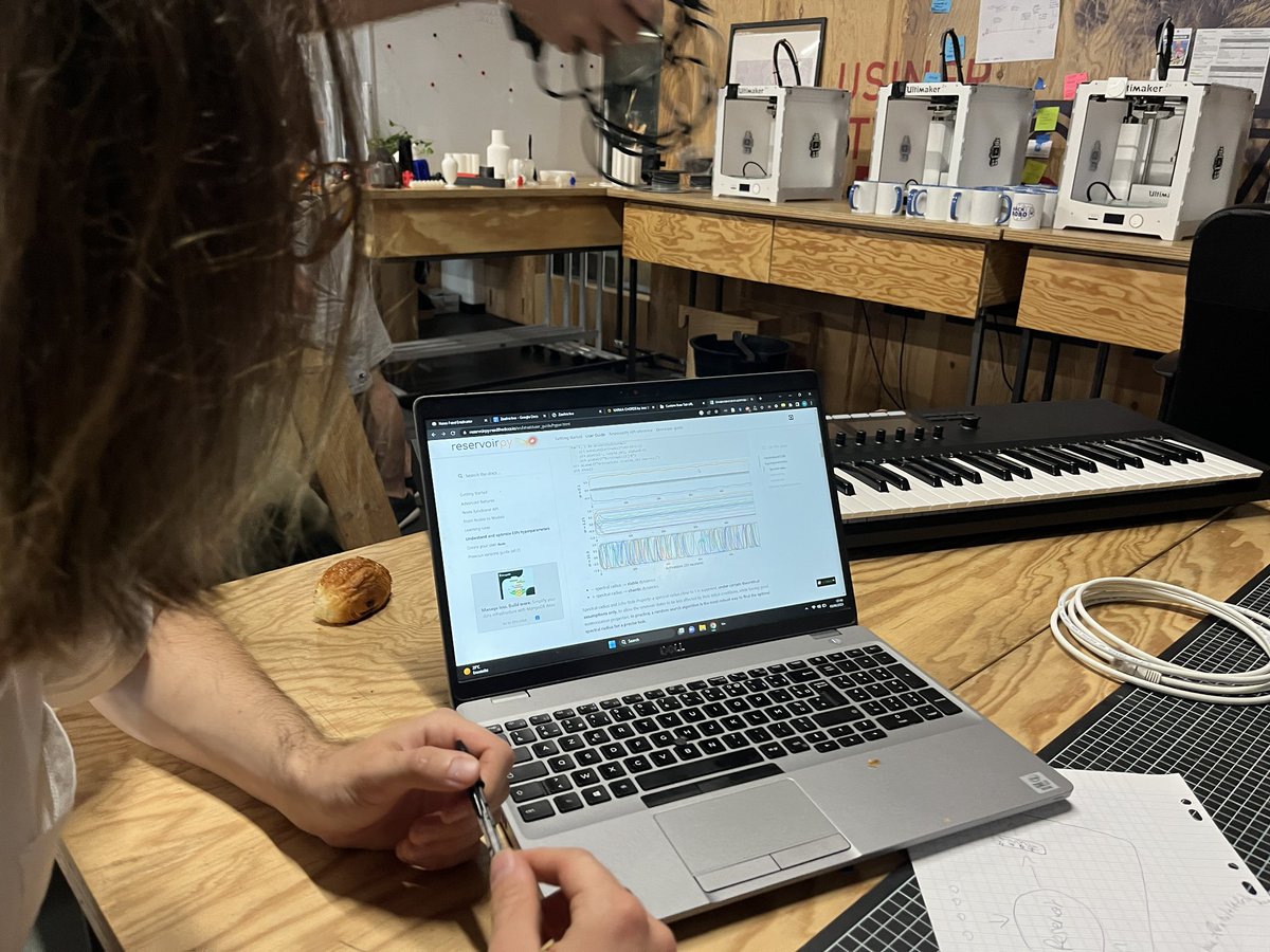 neuronalX's tweet image. Les cerveaux ont bien commencés à chauffer au hackaton #hack1robo à @capsciences !

Ici les équipes @Davidtrocellier sur le projet BrainKart avec un @openBCI EEG
Et de @HChateauLaurent pour contrôler un @reservoirpy en MIDI

@Inria_Bordeaux @RhobanRobots @Clement_MF_