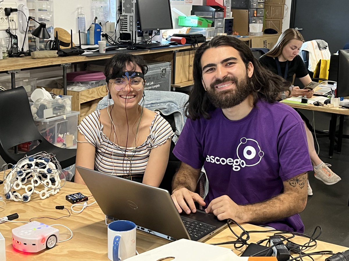 neuronalX's tweet image. Les cerveaux ont bien commencés à chauffer au hackaton #hack1robo à @capsciences !

Ici les équipes @Davidtrocellier sur le projet BrainKart avec un @openBCI EEG
Et de @HChateauLaurent pour contrôler un @reservoirpy en MIDI

@Inria_Bordeaux @RhobanRobots @Clement_MF_