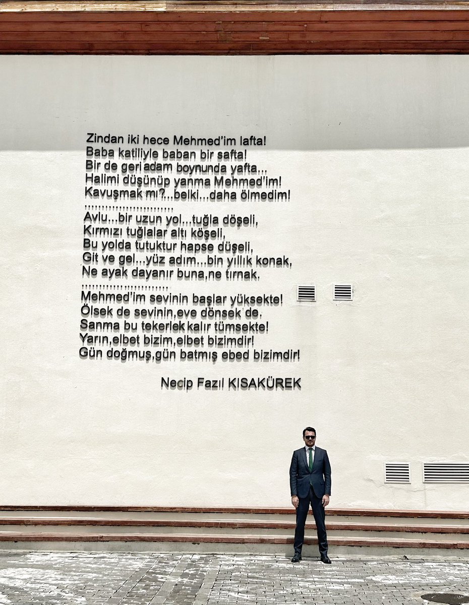 emreguray65's tweet photo. Sanma bu tekerlek kalır tümsekte!
Yarın, elbet bizim, elbet bizimdir!
Gün doğmuş, gün batmış ebed bizimdir!
Saygı ve rahmetle…
#NecipFazılKısakürek 
#Ulucanlarcezaevi https://t.co/HfZDlXKwJD