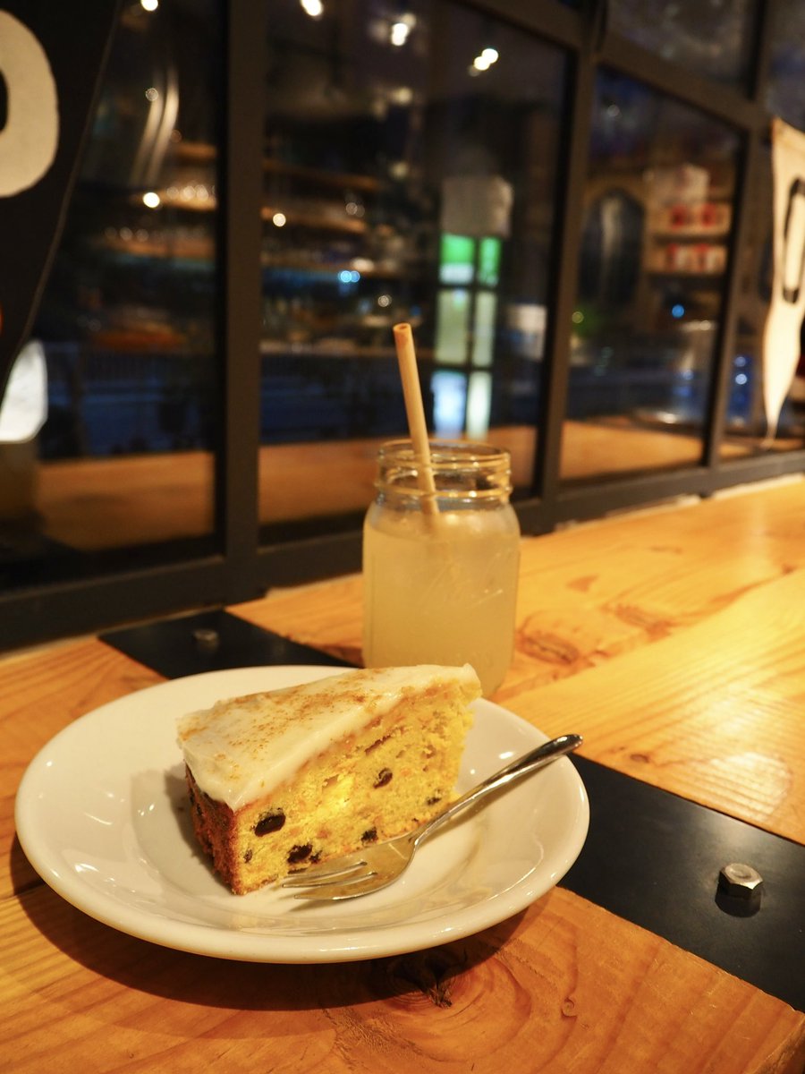 yuka_4151's tweet photo. 相棒ちゃん、無事2度目のオイル交換を終えて絶好調☺️✌️
あったかい夜は寄り道お散歩〜〜〜
自家製のジンジャエールとずっしり手作りキャロットケーキ☺️🥕
#ベネリ
#インペリアーレ400
📍#AugustMoonCafe https://t.co/YjS2LCn1F1