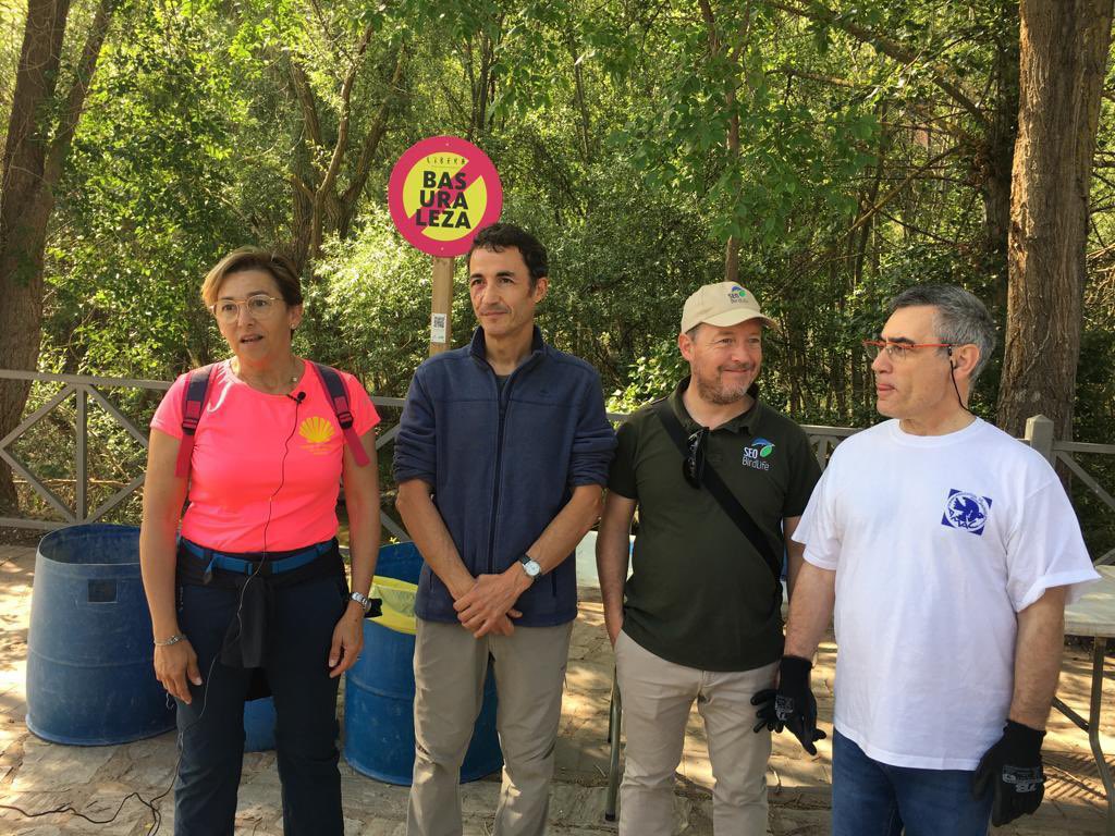 Rubén Esteban, DG de calidad ambiental del Gobierno de La Rioja, ayudando a combatir la #basuraleza en Arnedo, colaborando con #proyectoLibera GRACIAS!!
