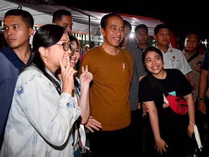 Jepri_SIP's tweet photo. Lelah nya terbayar ketika menyapa rakyat

Sosok Pemimpin yang mempunyai karisma luar biasa

Rakyat sangat antusias ketika Presiden @Jokowi hadir di tengah-tengah Rakyat

#GandengRentengBersamaJokowi https://t.co/yQdT4WWVNq