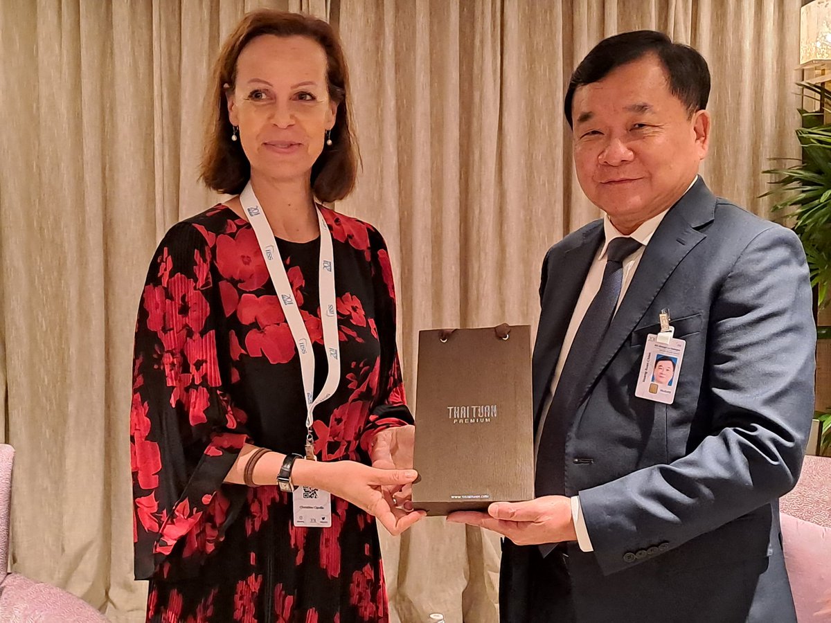 A productive exchange today at #SLD23 between @ICRC Regional Director Christine Cipolla & Lieutenant General Hoang Xuan Chien, Deputy Minister of National Defense, to discuss the ICRC's ongoing engagements with Vietnam's armed forces & related matters. @IISS_org