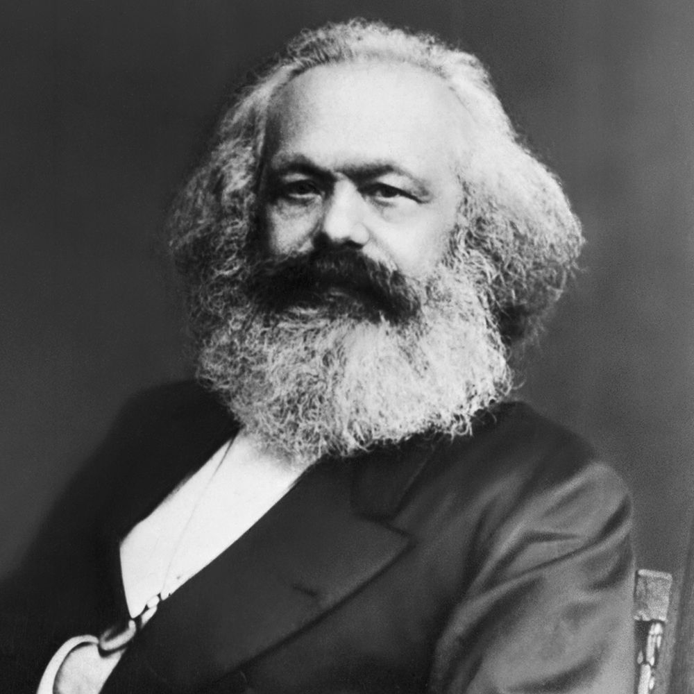 Kutsal kitaplardan sonra
insanlığı en çok etkileyen kişi olarak gösterilen
Karl Marx hakkında bugün öğrendiklerim:

🔸Sürgündeki Londra'da kiraladığı bir odalı evde eşi ve hizmetçisi aynı dönemde hamile kalmış
🔸Borsa'dan hisse senidi almış
🔸Cenzaesine 11 kişi katılmış