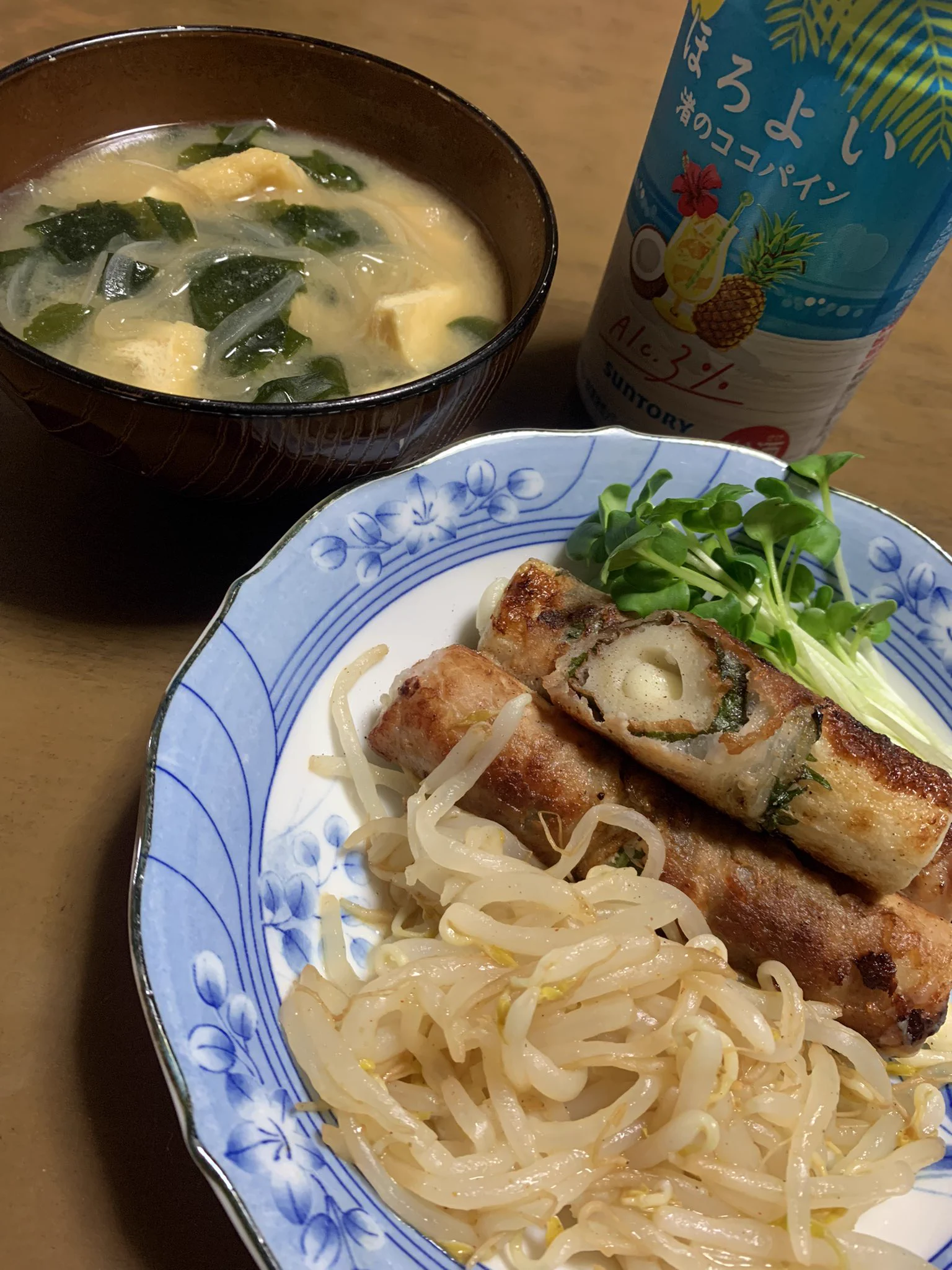 今夜の晩ごはん
･チーズインちくわカリカリ豚シソロール(下記レシピ)
･もやしナムル
･玉ねぎとお揚げとワカメのお味噌汁
･冷奴  