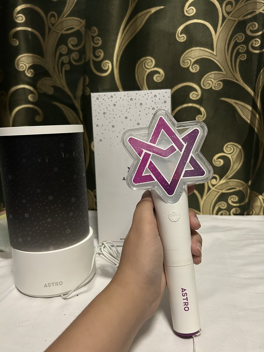 chelleikart's tweet photo. wts • lfb • ph 
#chellsells 

ASTRO ROBONG VER 1 

DM your offers 

ღ 8/10 condition &amp; complete inclusion
ღ Onhand
ღ payo
ღ read carrd b4 transacting

## astro version 1 mj jinjin eunwoo moonbin sanha rocky lightstick ls 

Check thread for condition https://t.co/yauiu1njqV