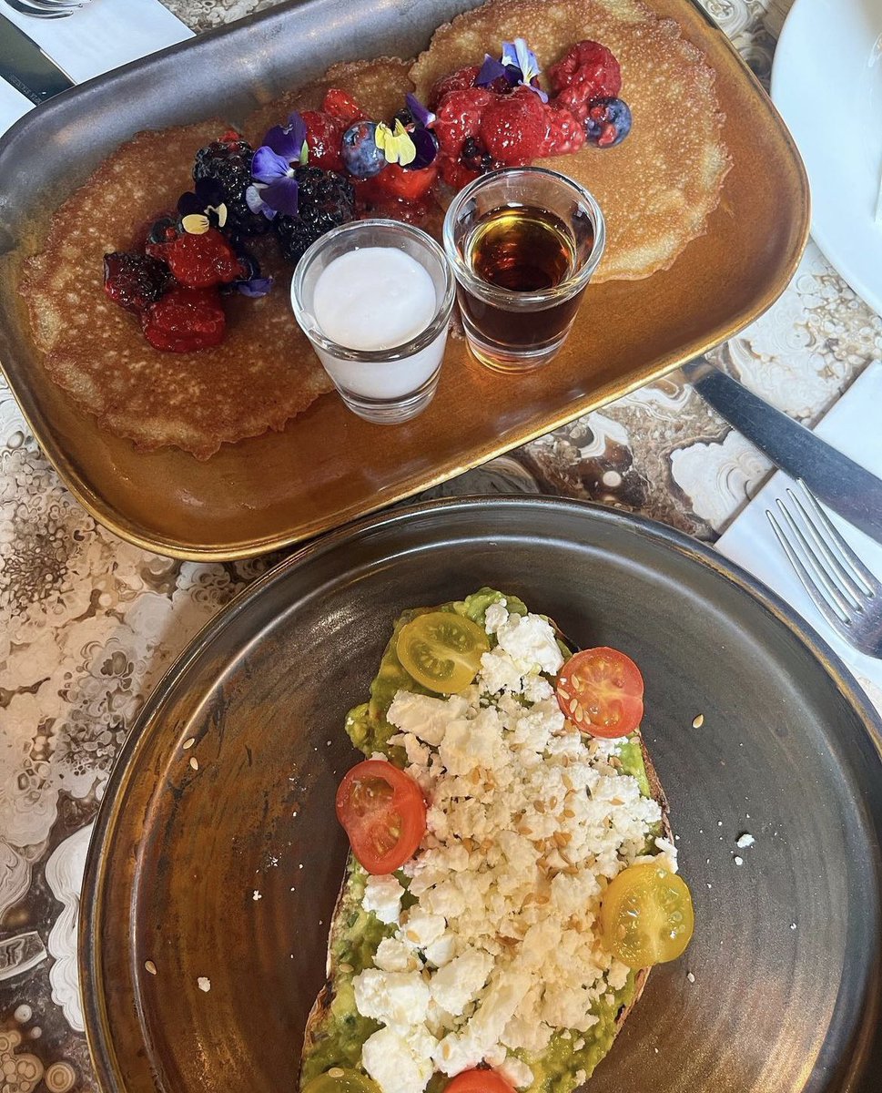 Hello #Weekend #brunch🌞 avocado &amp; tomato sourdough toast with feta, chilli, lime and flaxseeds 🥑  and coconut pancakes with berries, maple syrup and coconut yoghurt 🥞 🥥 see you there!